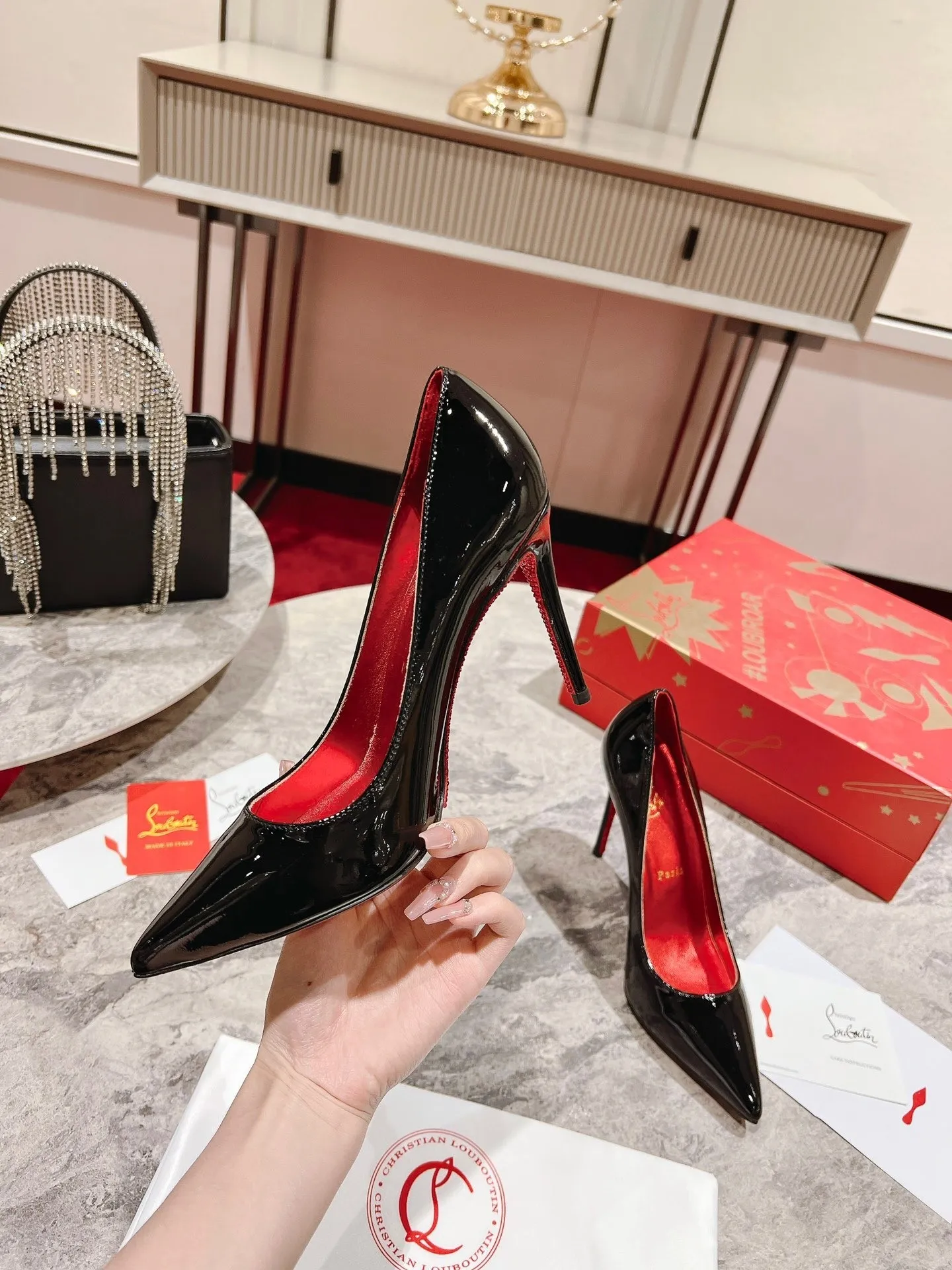 👟👟Ex-factory price 600👟👟 🆑❥∙ Diamond sole shoe☀️✪ꫛꫀw.✔︎ Set on a 100mm heel, its black patent calfskin upper is enhanced by iridescent Louboutin red lining. Standing out for its originality, the sole is entirely decorated with red rhinestones, fixed one by one by hand. Genuine leather outsole size: 35-39 (40.41. Customized, non-refundable and non-exchangeable. Heel height: 12cm. Color: black patent leather, black cowhide